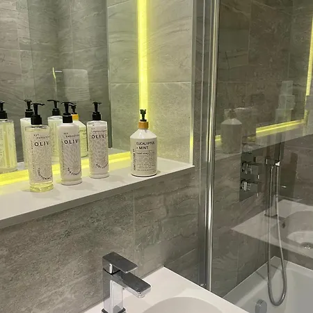 Superior Large Suite Luxury Living City Apartment, 2 Kingsize Bedrooms Business Suite - Free Wifi St Albans Экстерьер фото