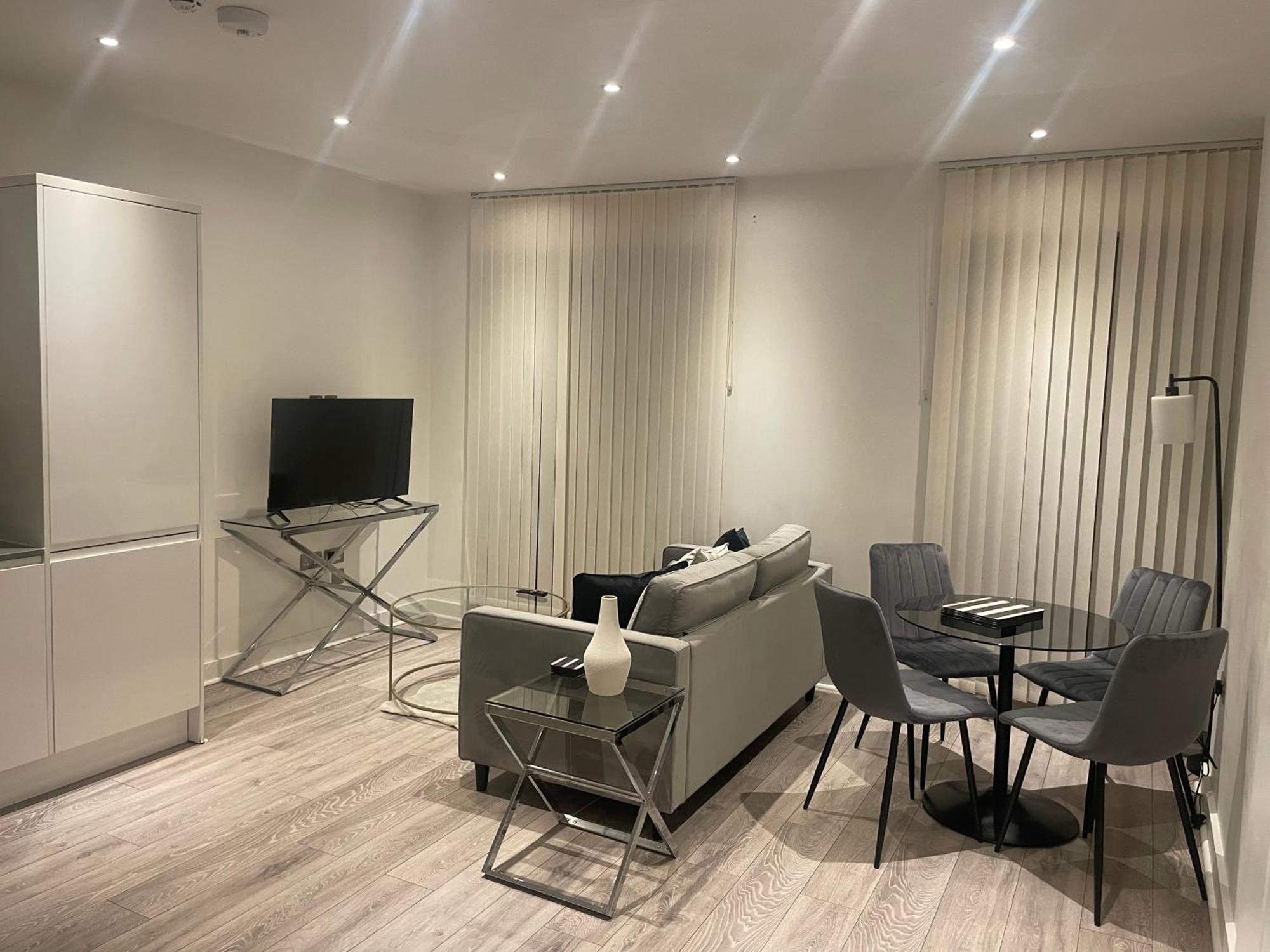 Superior Large Suite Luxury Living City Apartment, 2 Kingsize Bedrooms Business Suite - Free Wifi