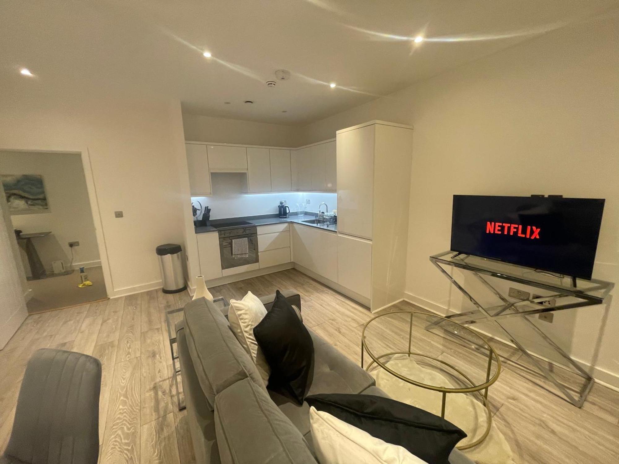 Superior Large Suite Luxury Living City Apartment, 2 Kingsize Bedrooms Business Suite - Free Wifi Apartment St Albans