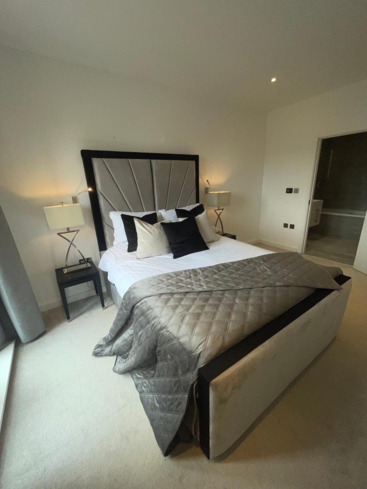 Apartment Superior Large Suite Luxury Living City Apartment, 2 Kingsize Bedrooms Business Suite - Free Wifi *