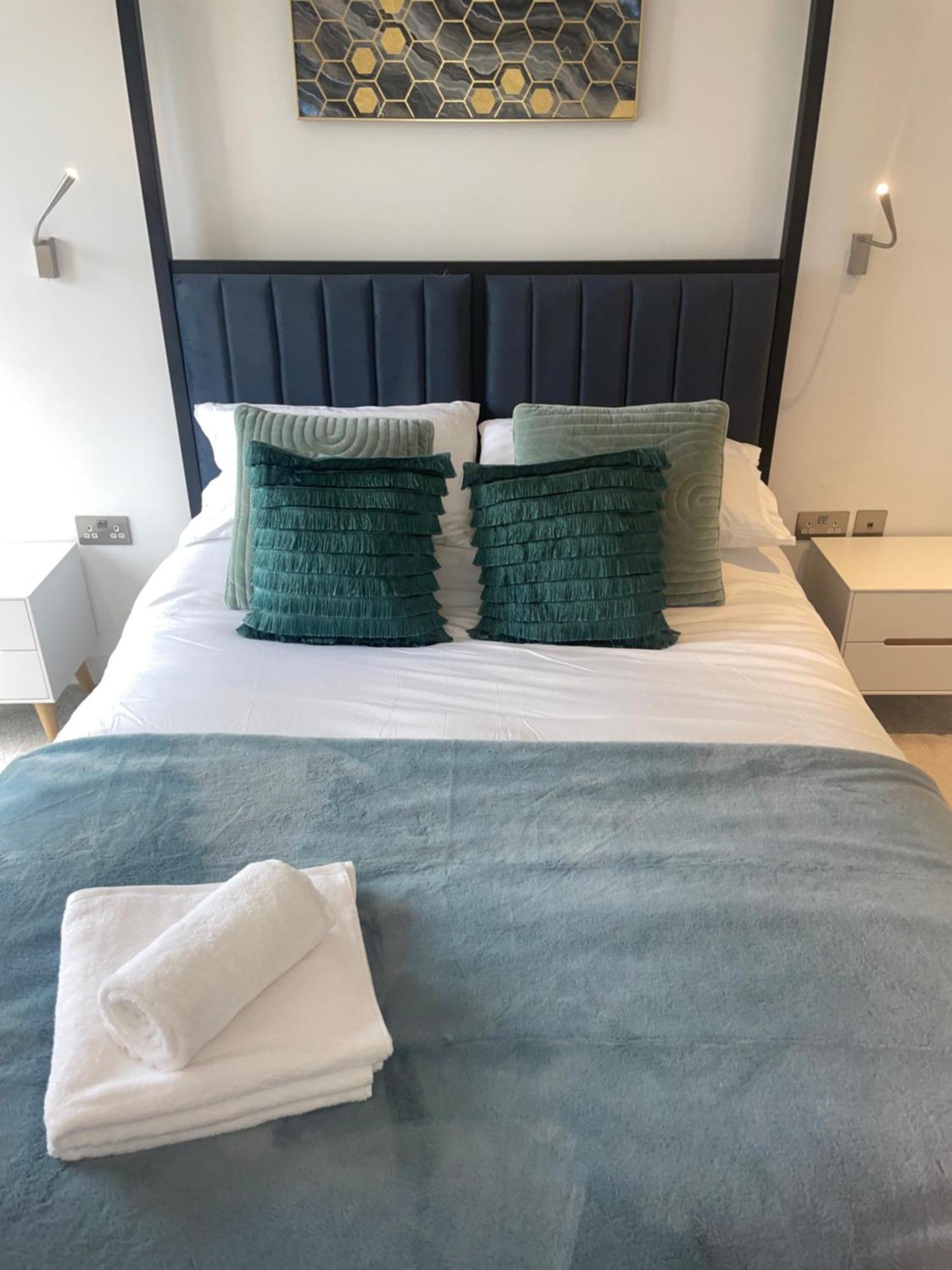 Superior Large Suite Luxury Living City Apartment, 2 Kingsize Bedrooms Business Suite - Free Wifi Apartment St Albans