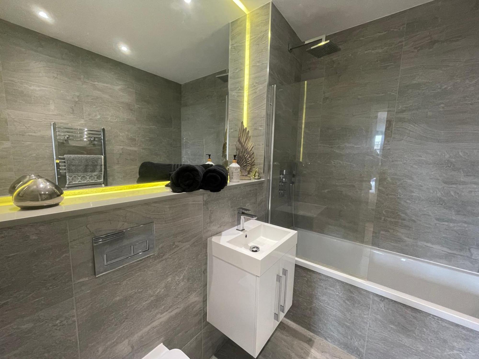 Superior Large Suite Luxury Living City Apartment, 2 Kingsize Bedrooms Business Suite - Free Wifi Apartment *