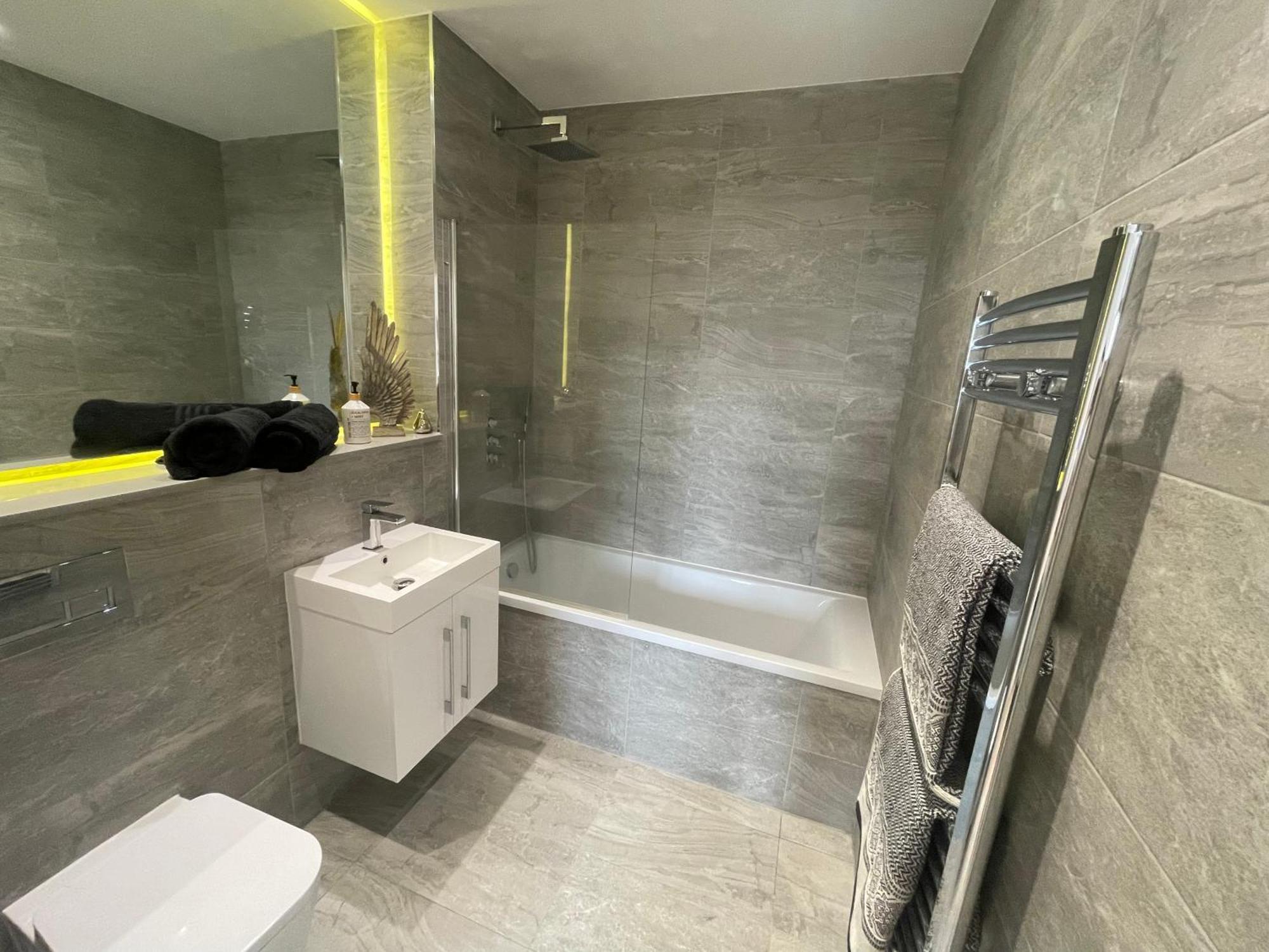 Superior Large Suite Luxury Living City Apartment, 2 Kingsize Bedrooms Business Suite - Free Wifi St Albans