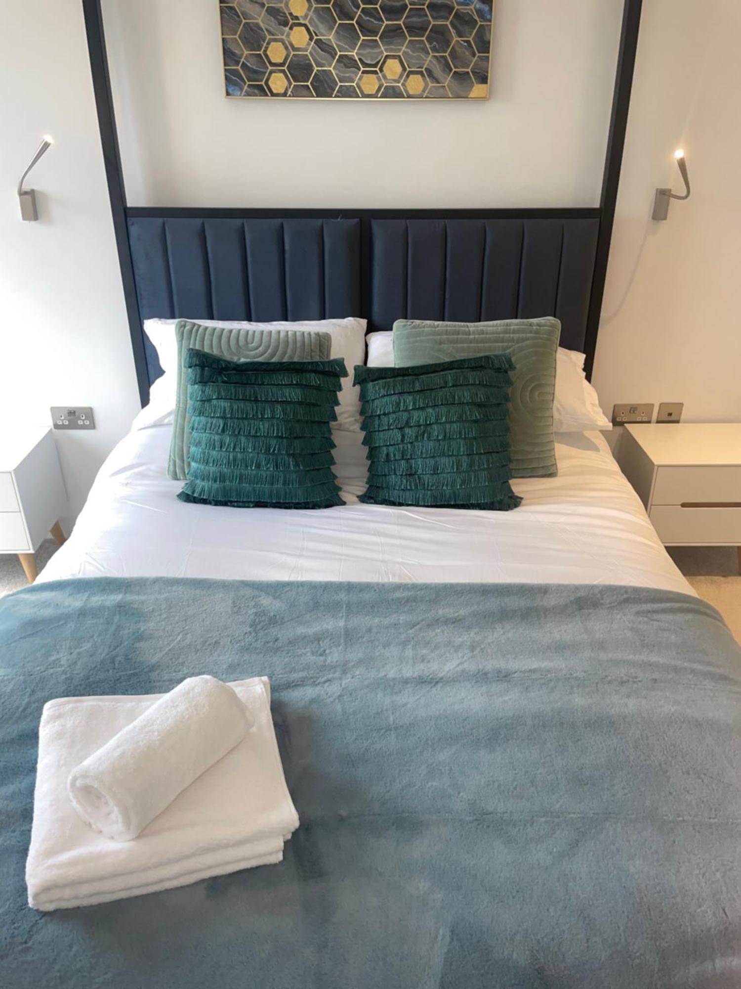 Superior Large Suite Luxury Living City Apartment, 2 Kingsize Bedrooms Business Suite - Free Wifi * St Albans