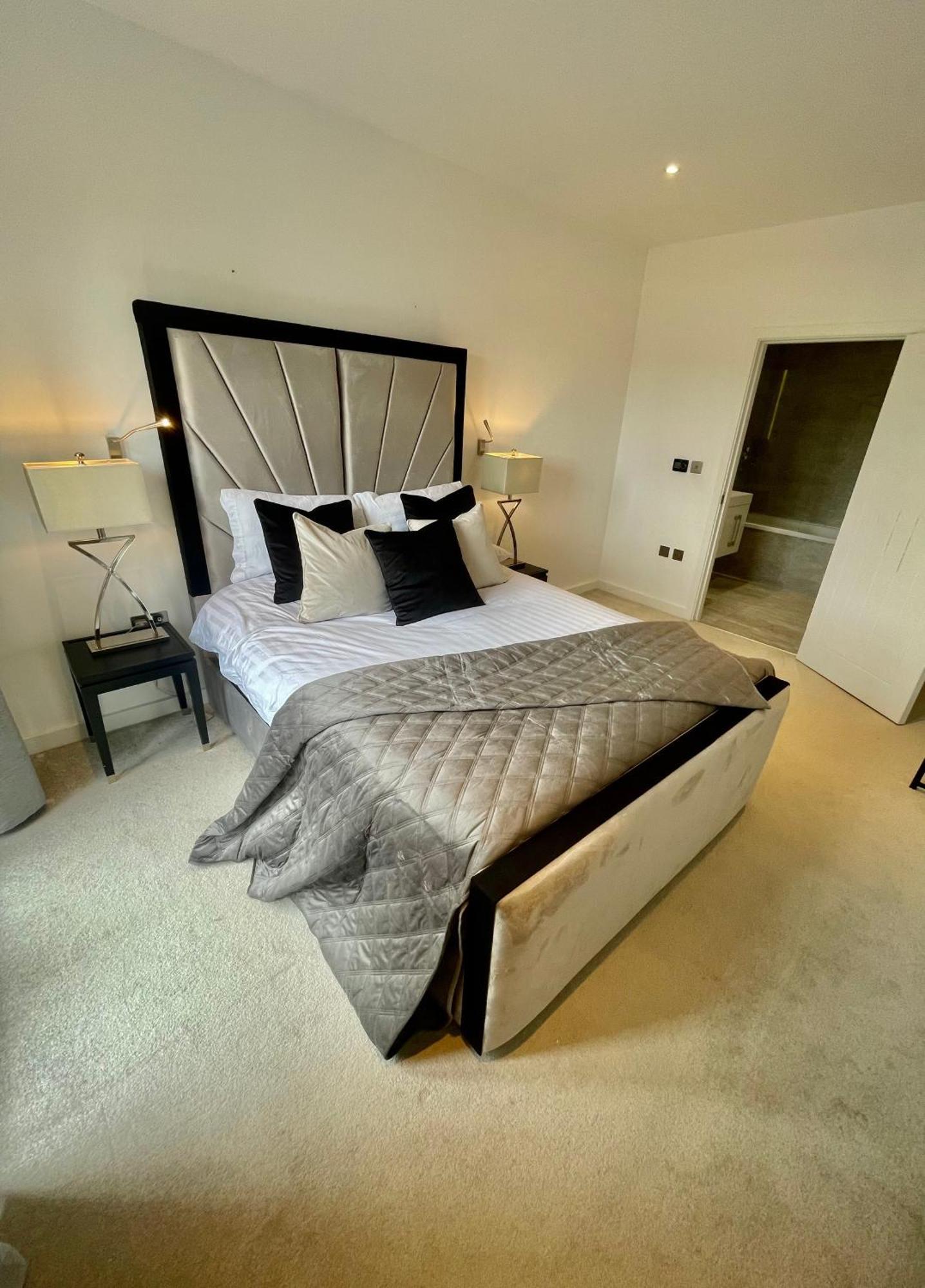 Superior Large Suite Luxury Living City Apartment, 2 Kingsize Bedrooms Business Suite - Free Wifi St Albans