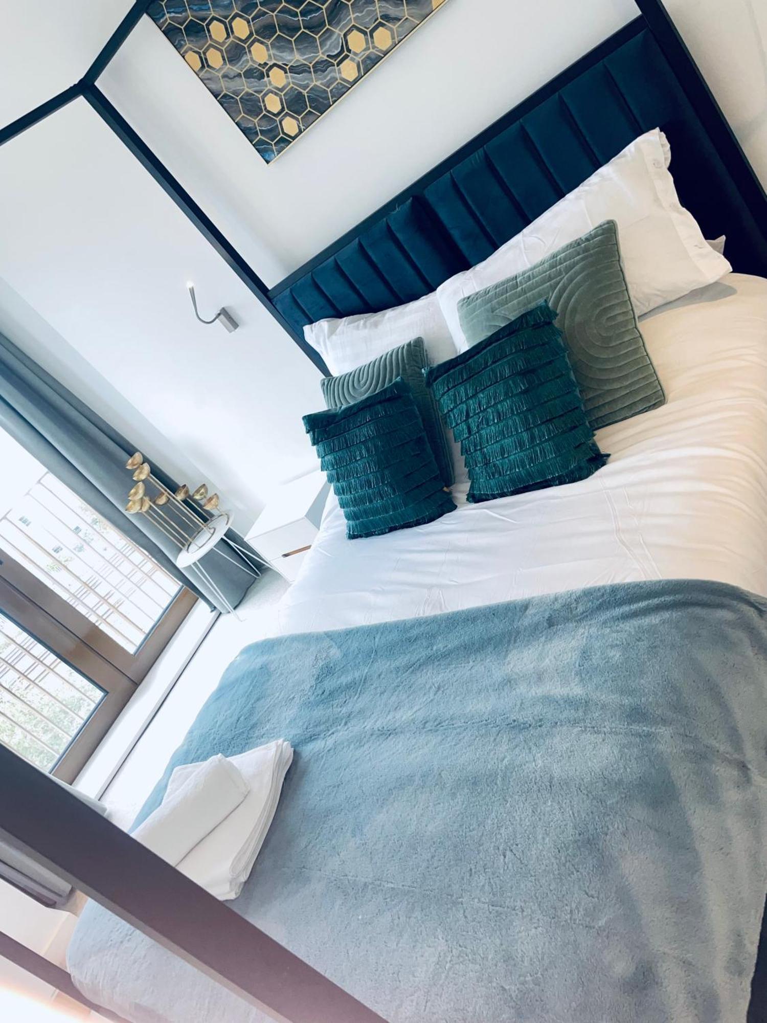 Superior Large Suite Luxury Living City Apartment, 2 Kingsize Bedrooms Business Suite - Free Wifi Apartment