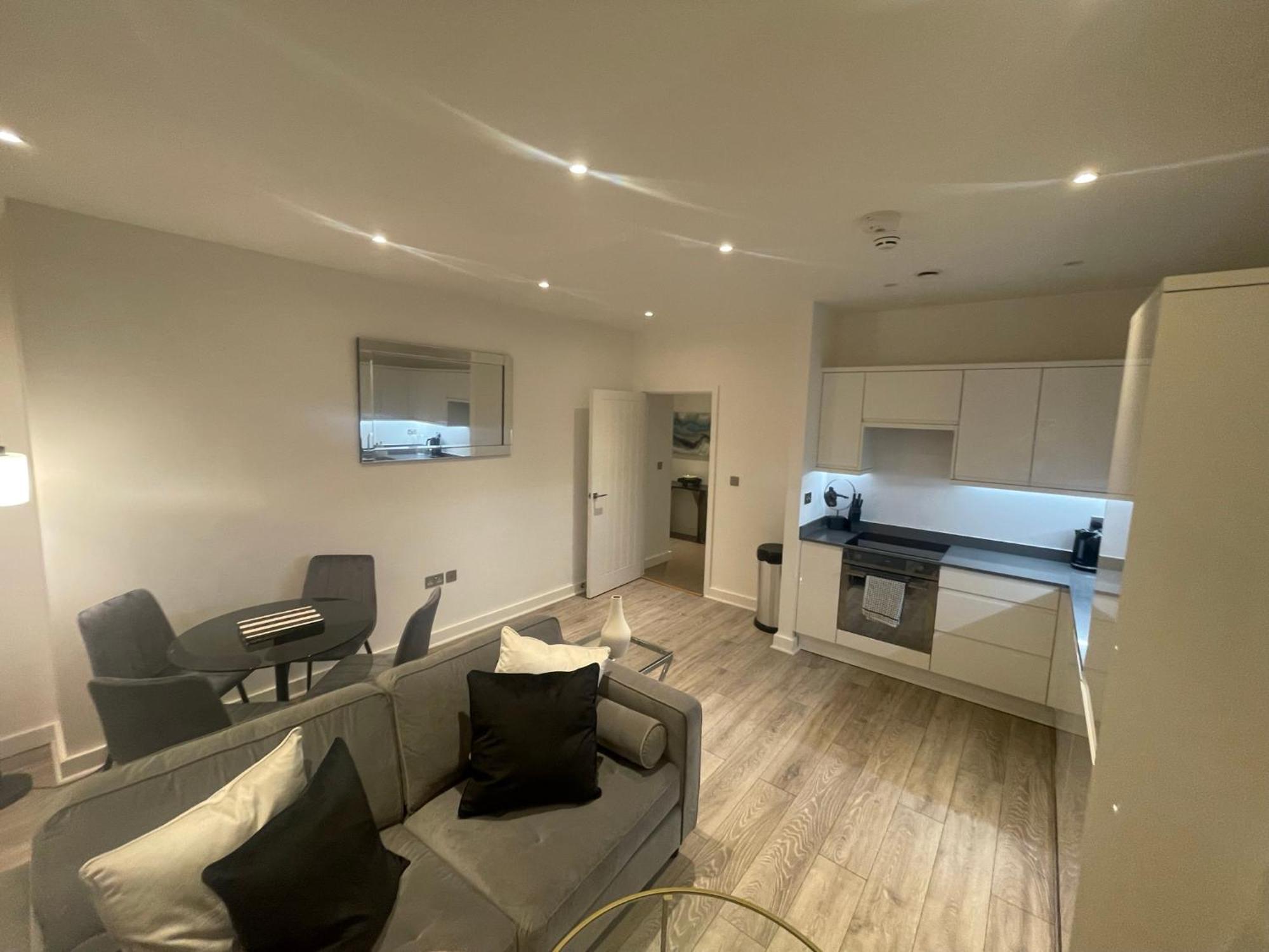 Superior Large Suite Luxury Living City Apartment, 2 Kingsize Bedrooms Business Suite - Free Wifi *