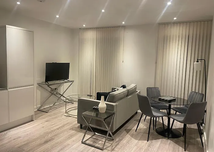 Superior Large Suite Luxury Living City Apartment, 2 Kingsize Bedrooms Business Suite - Free Wifi