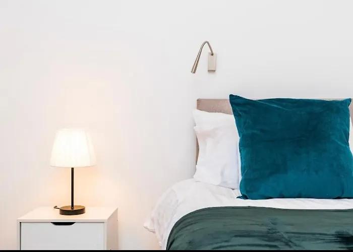Superior Large Suite Luxury Living City Apartment, 2 Kingsize Bedrooms Business Suite - Free Wifi