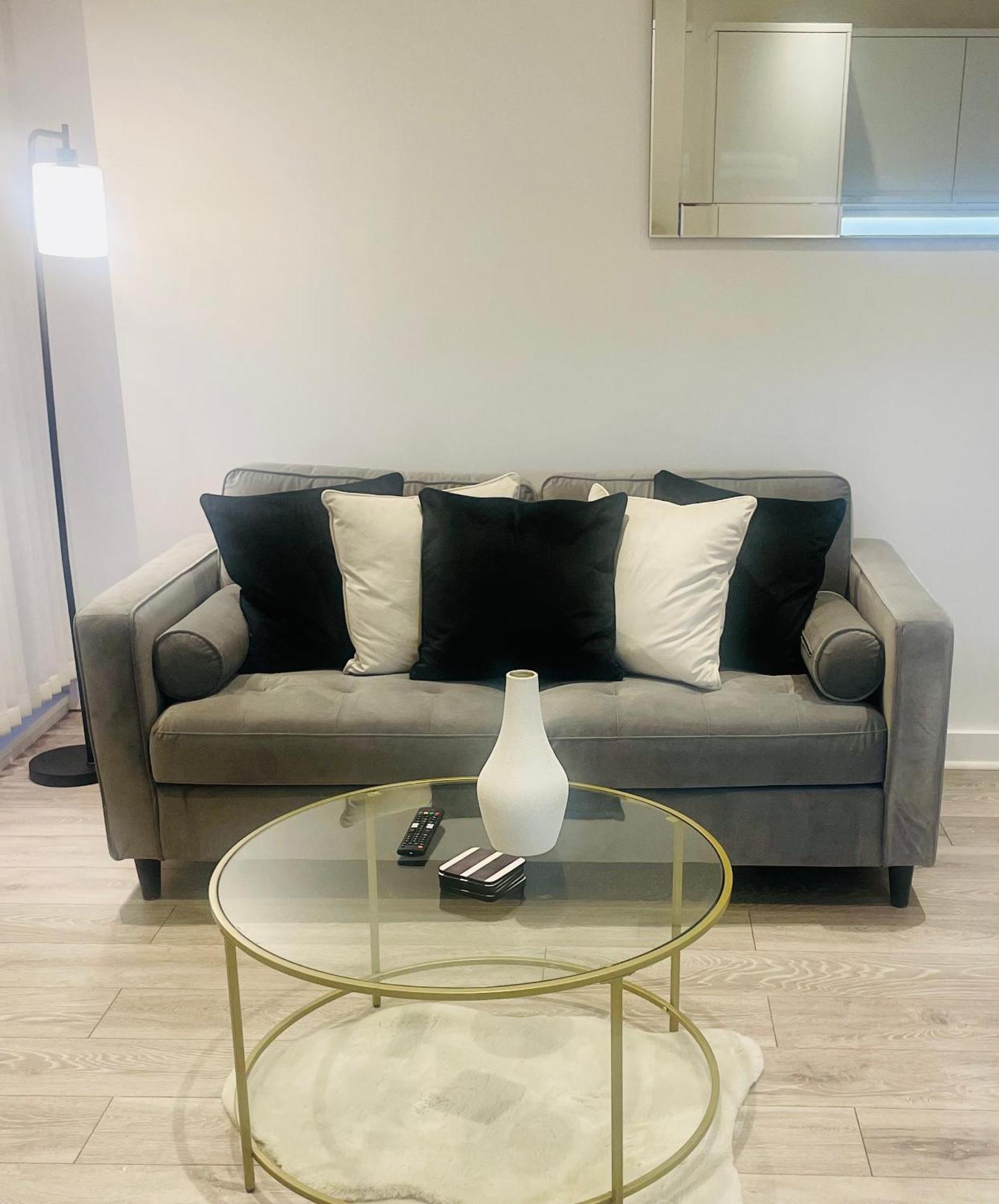 Superior Large Suite Luxury Living City Apartment, 2 Kingsize Bedrooms Business Suite - Free Wifi St Albans