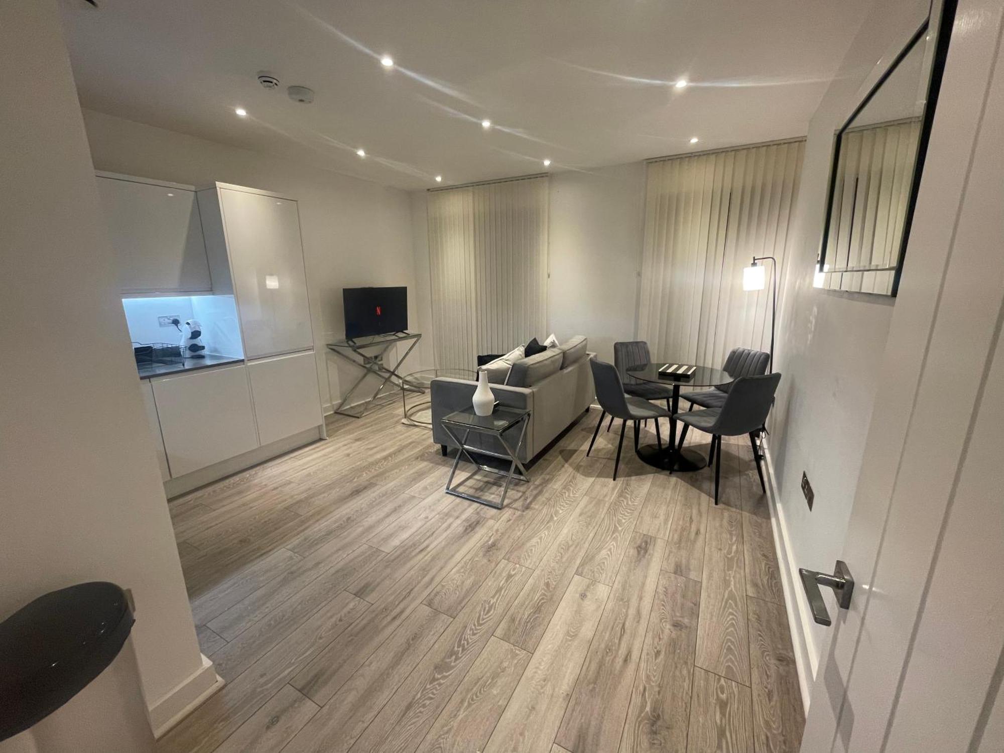 Apartment Superior Large Suite Luxury Living City Apartment, 2 Kingsize Bedrooms Business Suite - Free Wifi