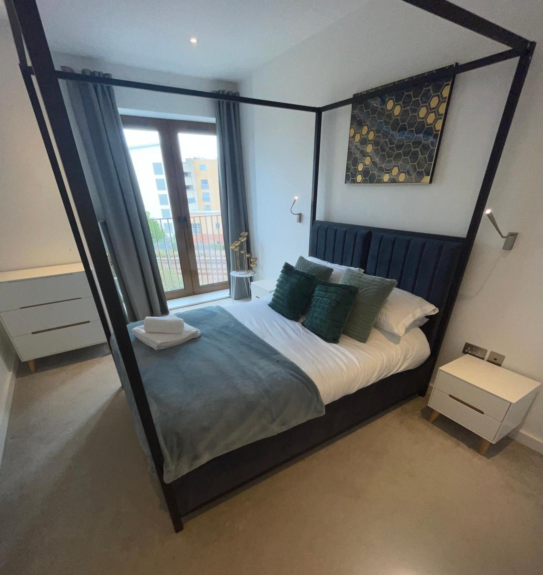 Superior Large Suite Luxury Living City Apartment, 2 Kingsize Bedrooms Business Suite - Free Wifi