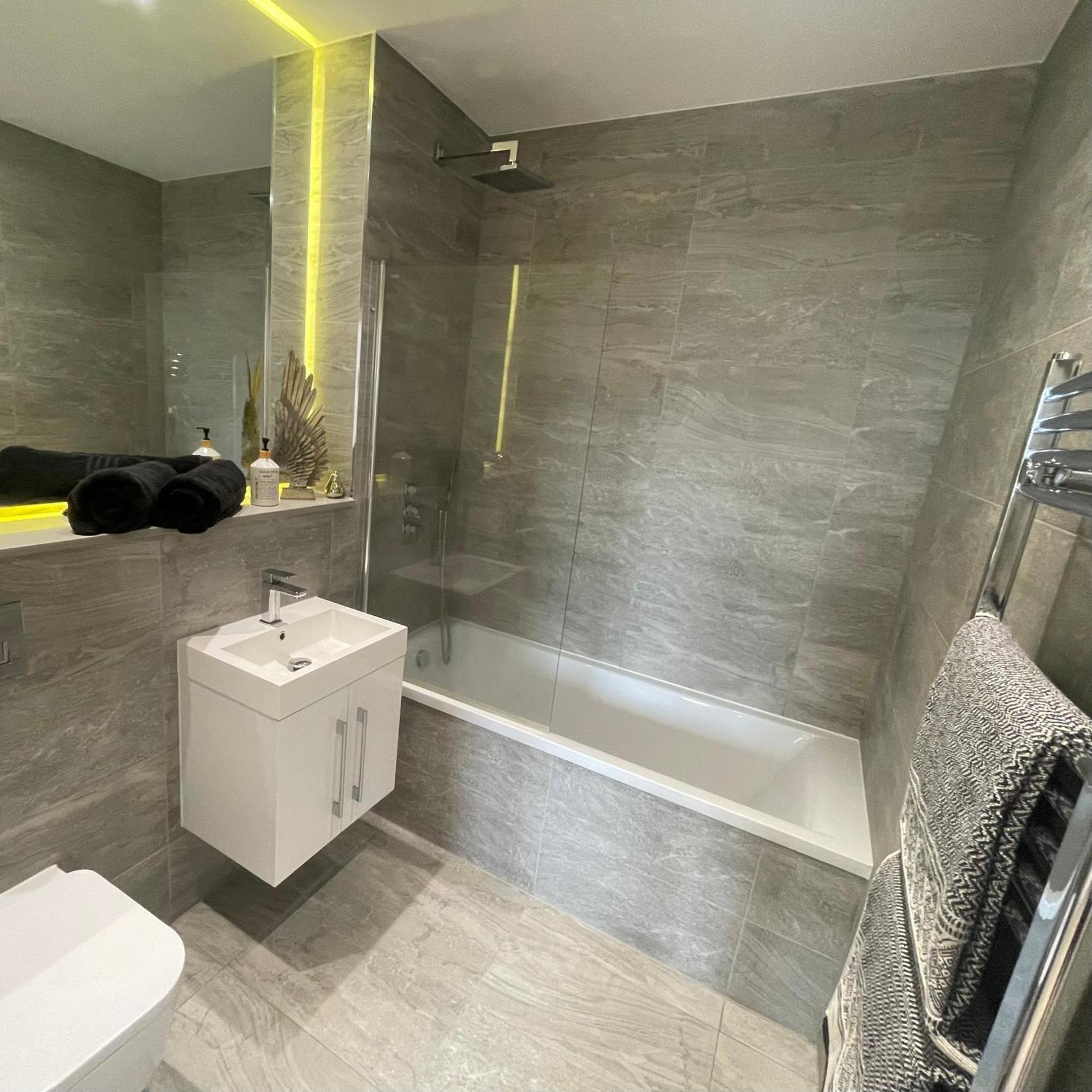 Superior Large Suite Luxury Living City Apartment, 2 Kingsize Bedrooms Business Suite - Free Wifi