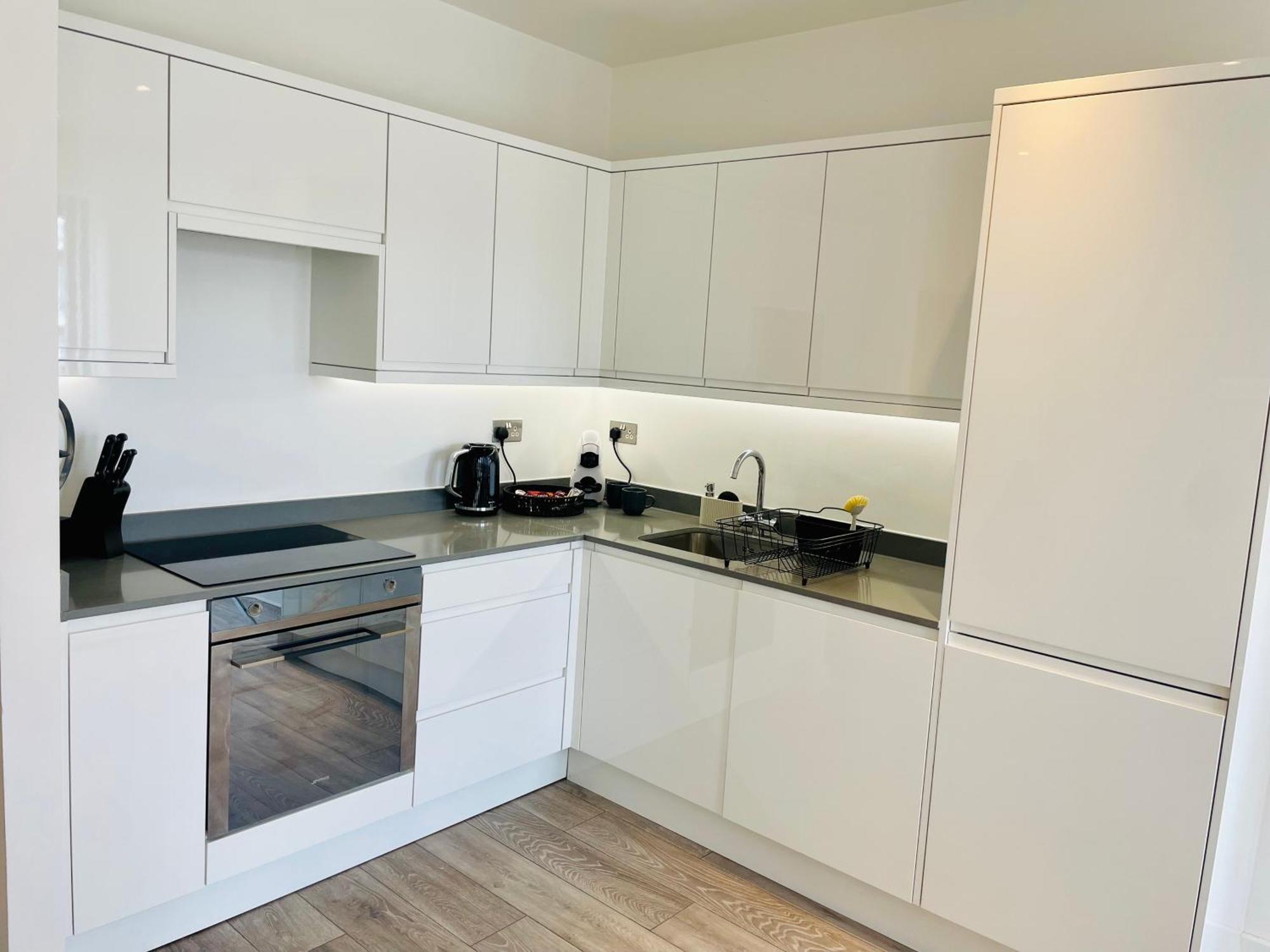 Superior Large Suite Luxury Living City Apartment, 2 Kingsize Bedrooms Business Suite - Free Wifi *